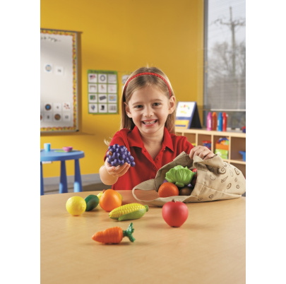 Taška s čerstvým ovocím a zeleninou