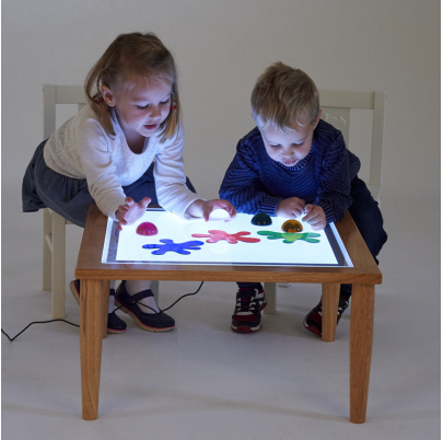 Svietiaci drevený stôl