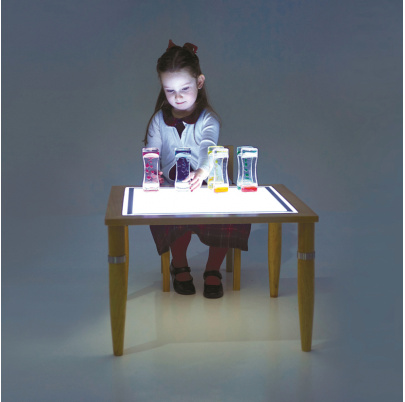 Svietiaci drevený stôl