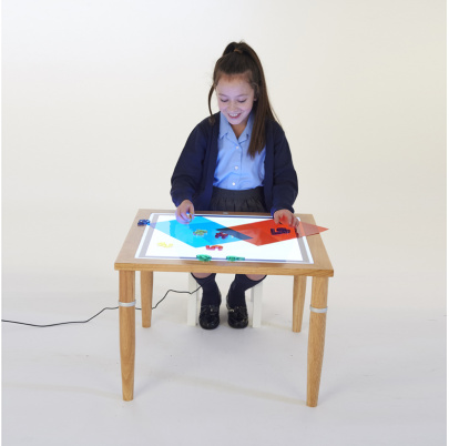 Svietiaci drevený stôl