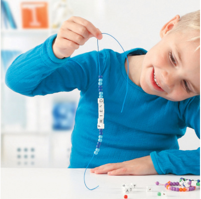 Písmenkový náramok