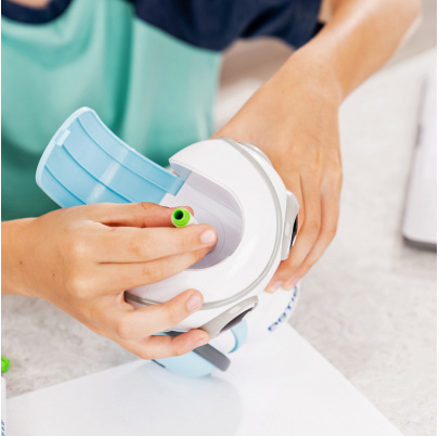 Programovateľný kresliaci robot Artie 3000